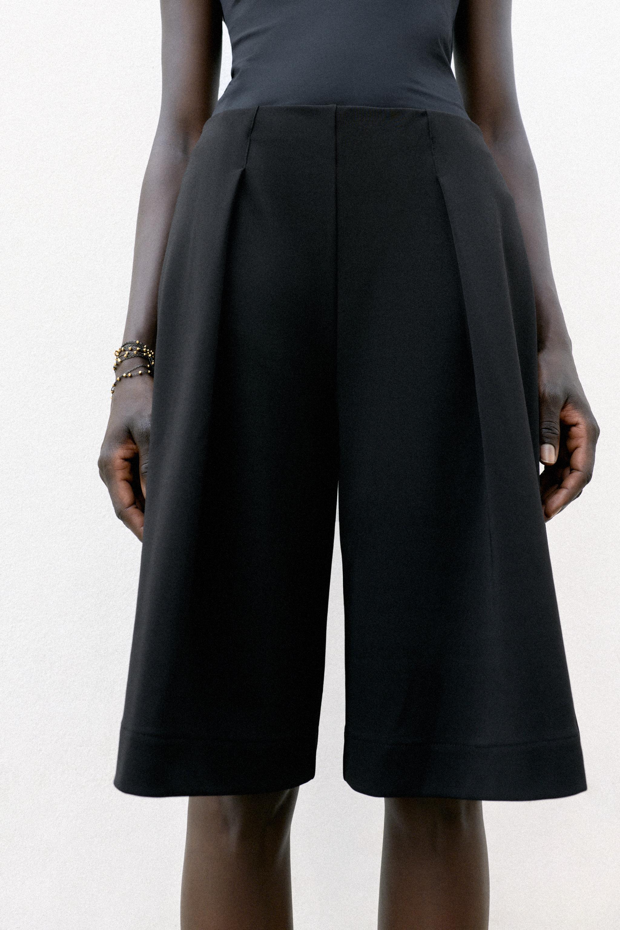 PLEATED BERMUDA SHORTS